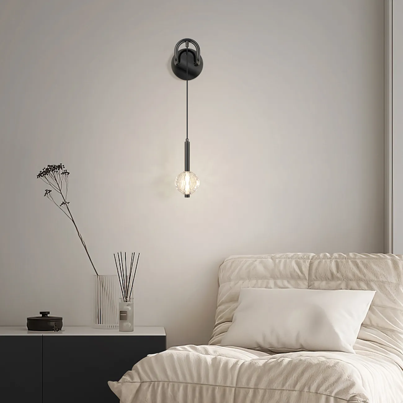 Настенный светодиодный светильник с подвесным рассеивателем в виде перламутрового диско-шара VEIT Настенный светодиодный светильник с подвесным рассеивателем в виде перламутрового диско-шара VEIT