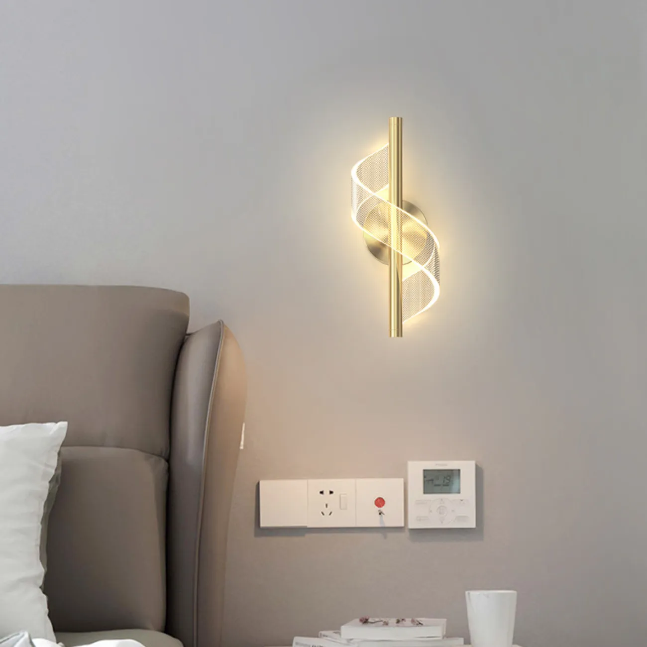 Серия настенных светодиодных светильников с завитым лентовидным рассеивателем с точечным паттерном ORNELLA WALL Brass