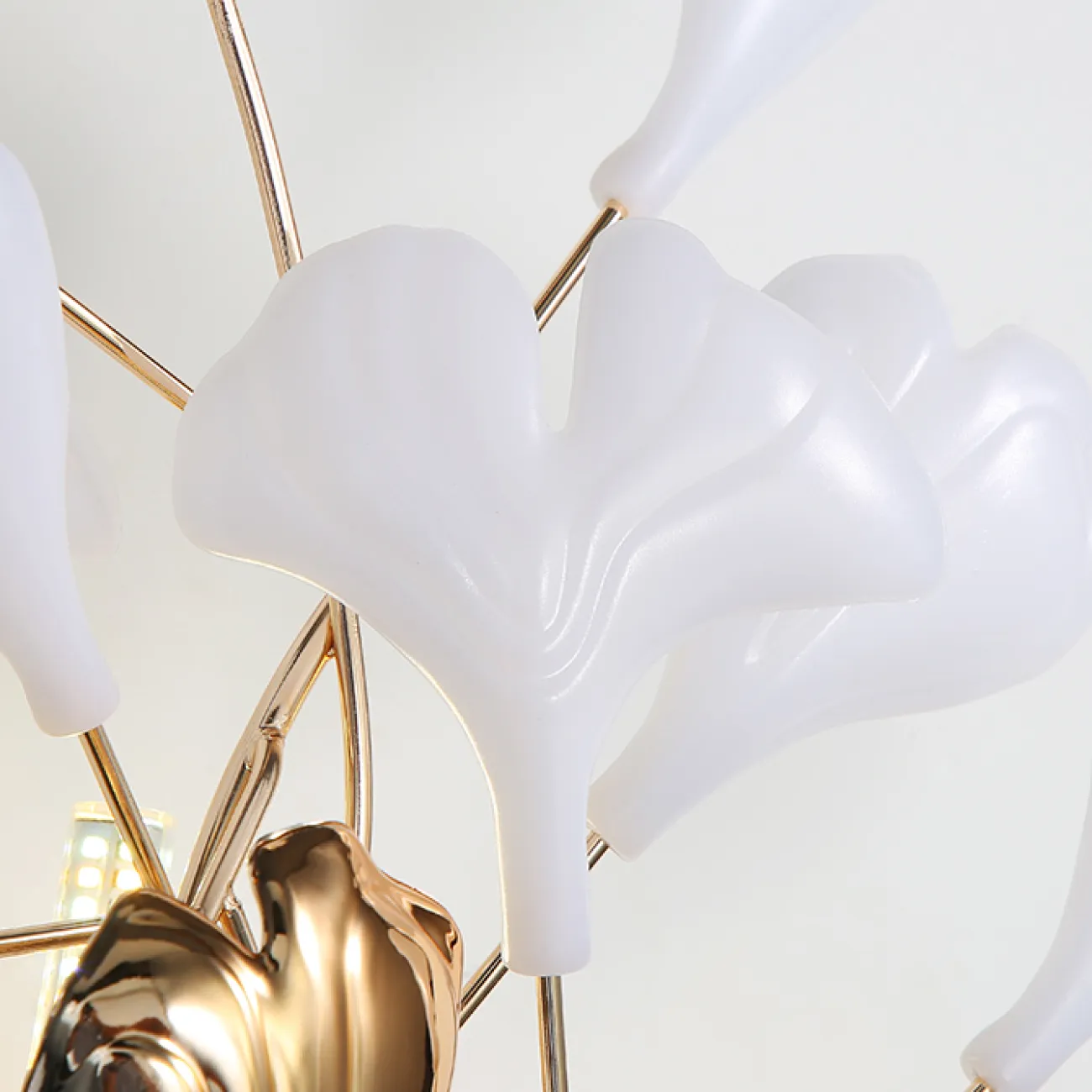 Серия настенных светильников на ветвистом каркасе с белыми и латунными рассеивателями с природными мотивами JULIETTA B WALL L35 Серия настенных светильников на ветвистом каркасе с белыми и латунными рассеивателями с природными мотивами JULIETTA B WALL L35