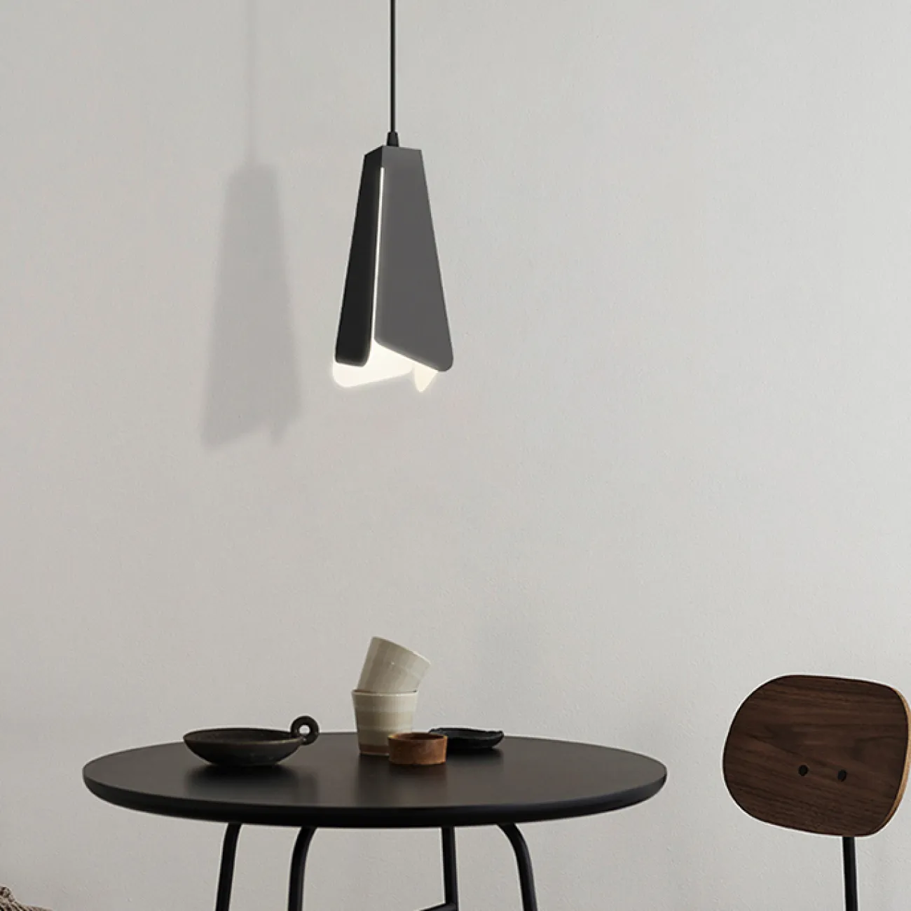 Готовая комбинация подвесных светильников c трапециевидным абажуром из ассиметричных пластин TORBEN TRIO White