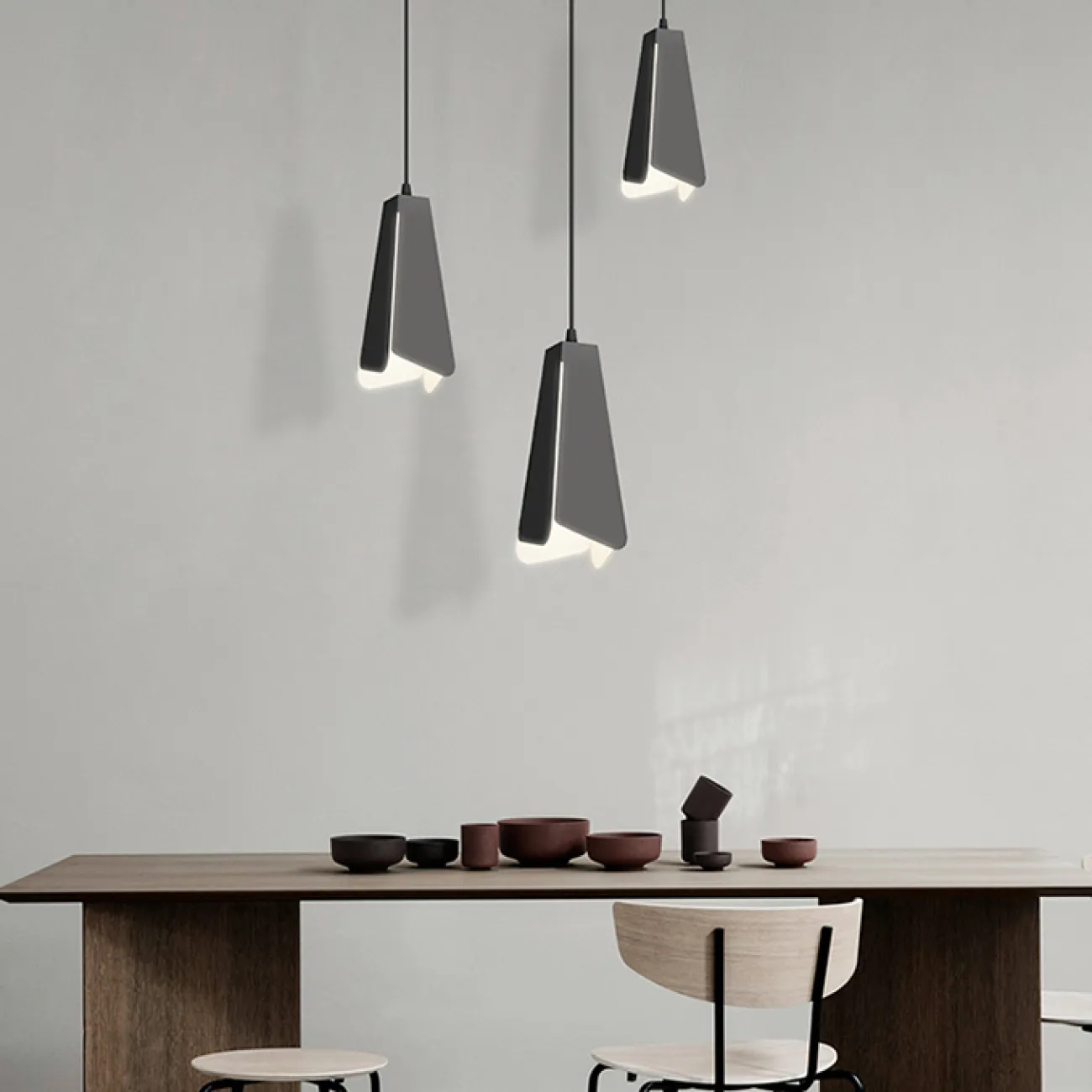 Готовая комбинация подвесных светильников c трапециевидным абажуром из ассиметричных пластин TORBEN TRIO White