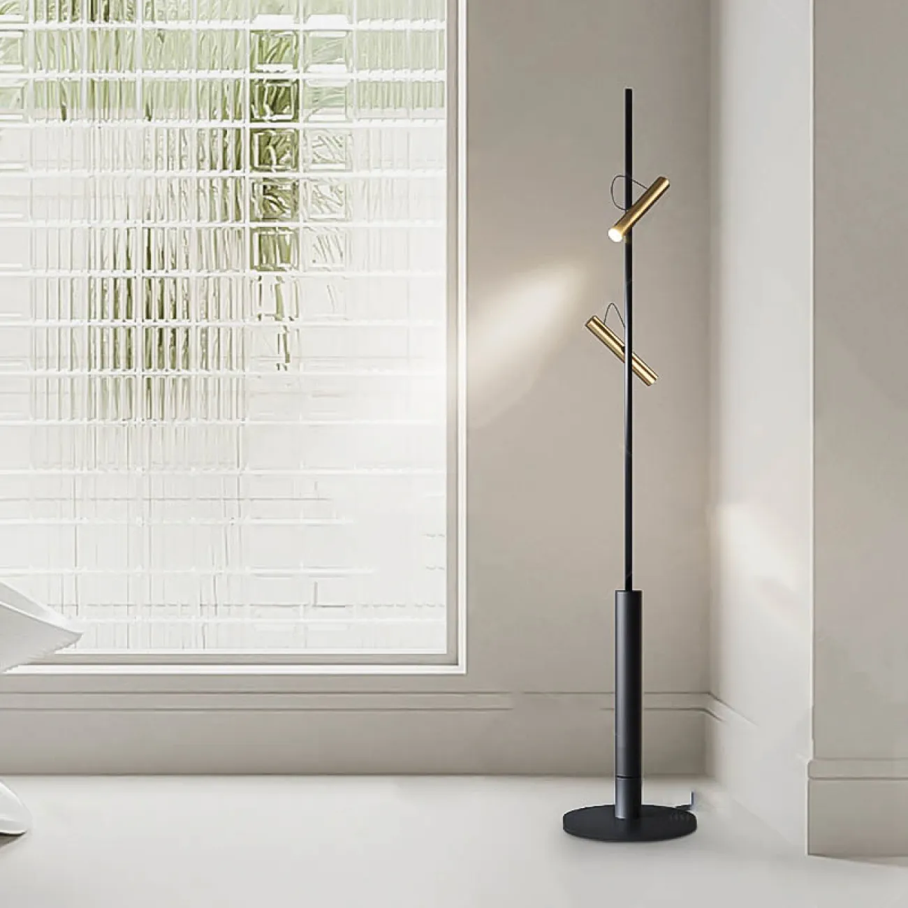 Серия светодиодных торшеров с поворотными плафонами вытянутой цилиндрической формы в черном и латунном цвете TITRE Black Серия светодиодных торшеров с поворотными плафонами вытянутой цилиндрической формы в черном и латунном цвете TITRE Black