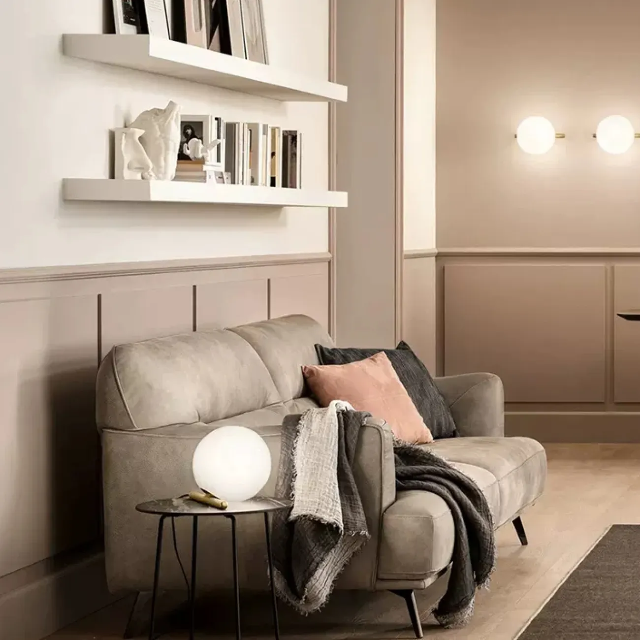 Настенный светильник со стеклянным шарообразным плафоном на прямоугольном креплении с металлической штангой KIRAN WALL