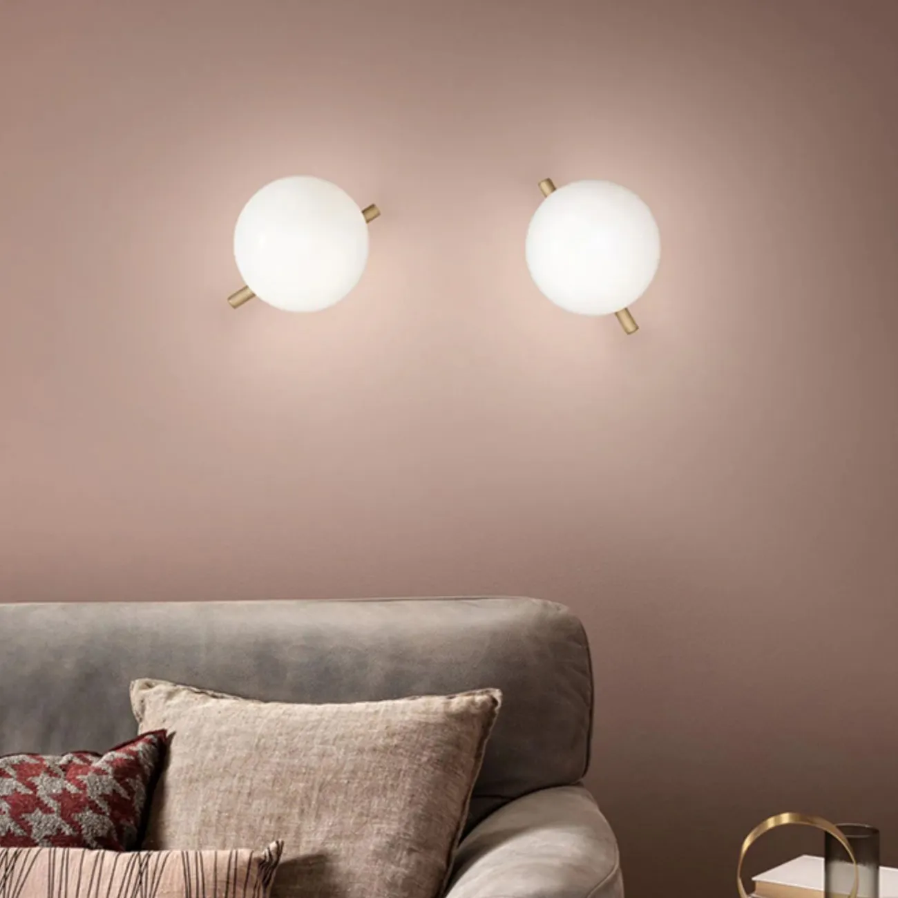 Настенный светильник со стеклянным шарообразным плафоном на прямоугольном креплении с металлической штангой KIRAN WALL