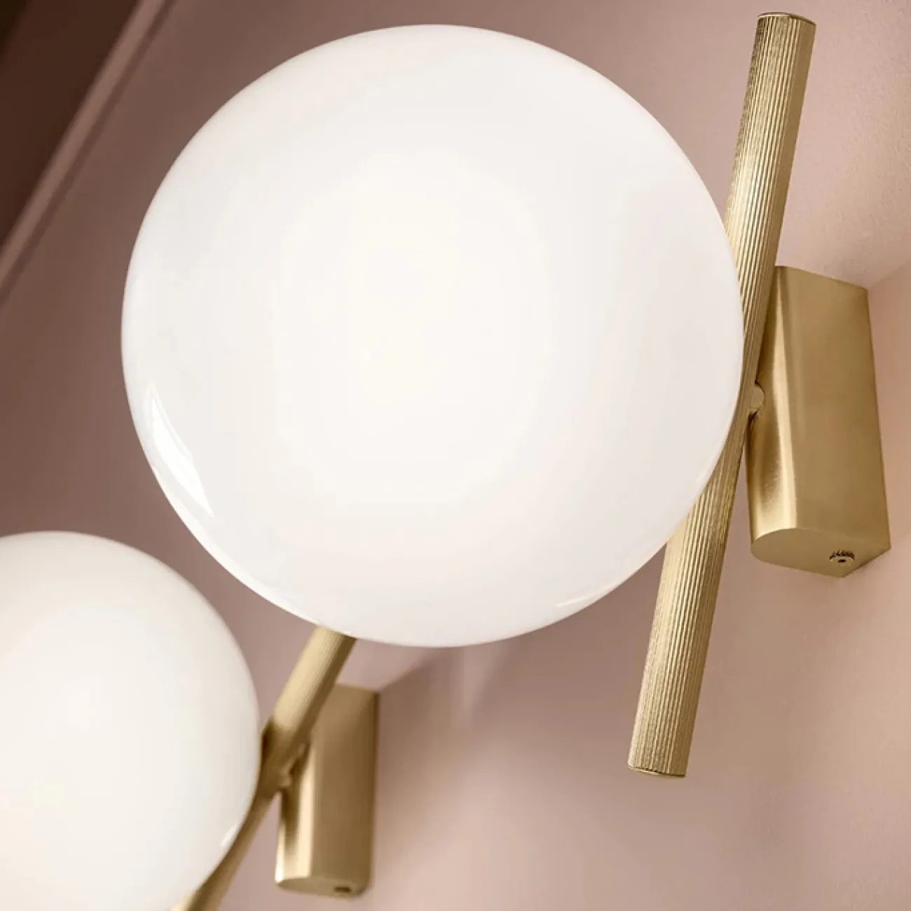 Настенный светильник со стеклянным шарообразным плафоном на прямоугольном креплении с металлической штангой KIRAN WALL