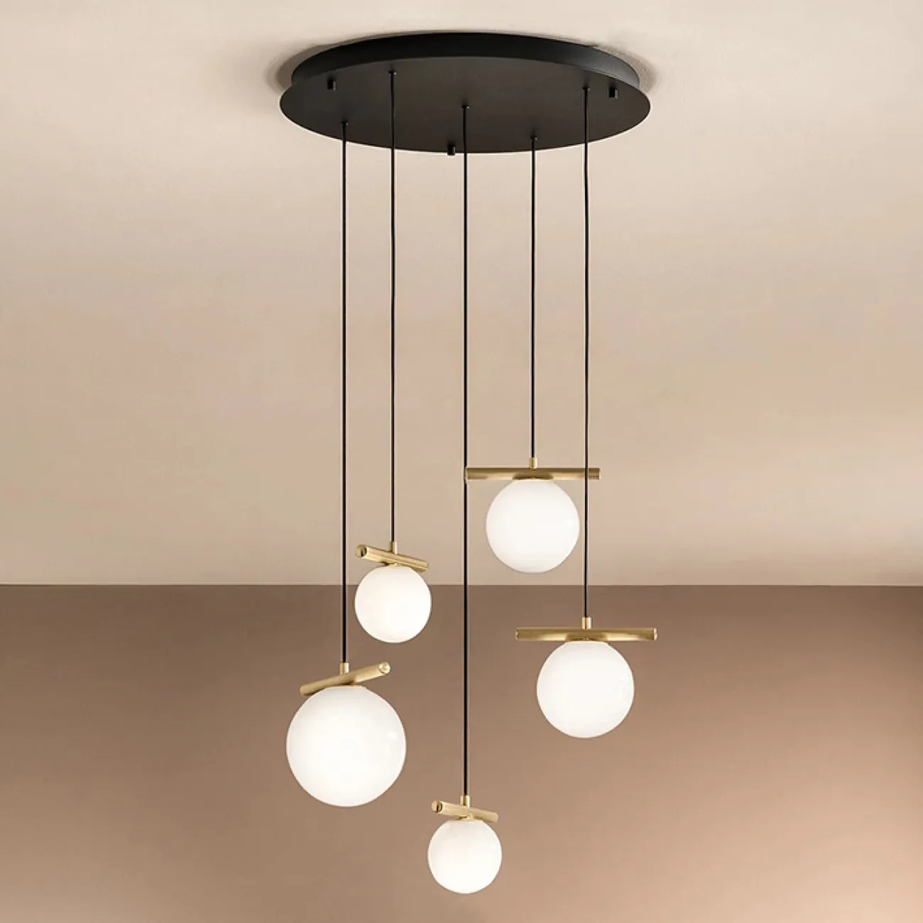 Готовая комбинация подвесных светильников c шарообразными стеклянными плафонами на металлических рейках KIRAN COMBO