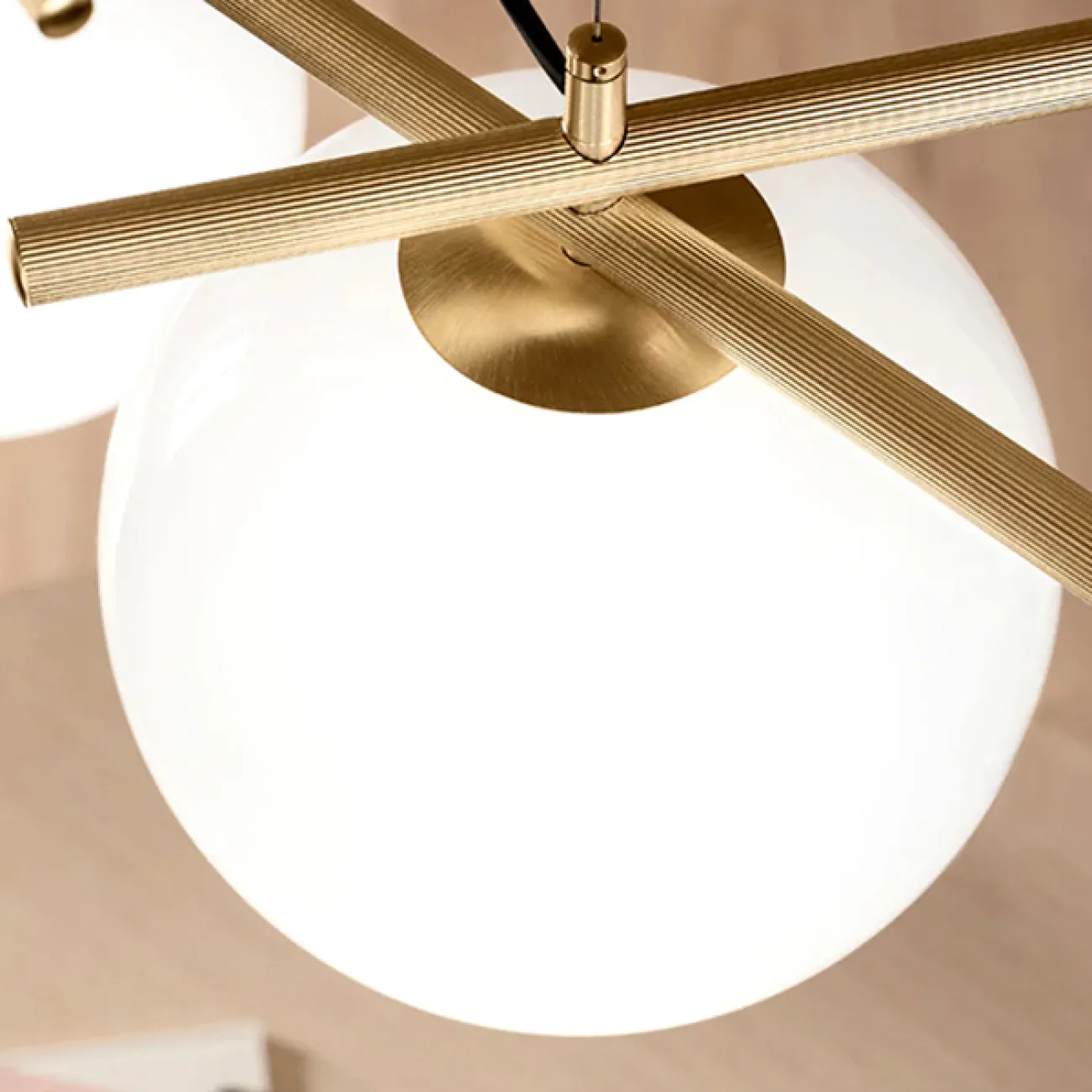 Готовая комбинация подвесных светильников c шарообразными стеклянными плафонами на металлических рейках KIRAN COMBO