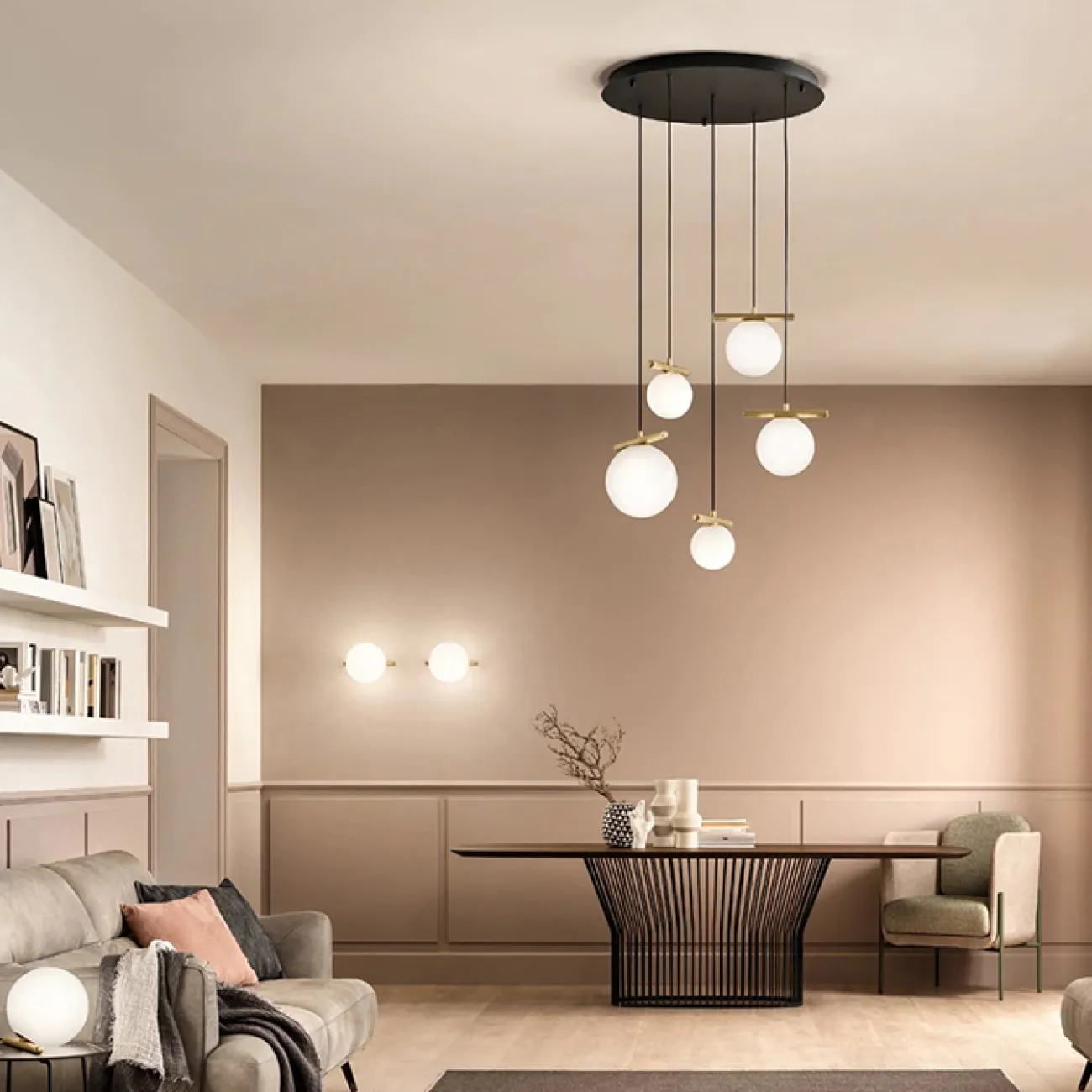 Готовая комбинация подвесных светильников c шарообразными стеклянными плафонами на металлических рейках KIRAN COMBO