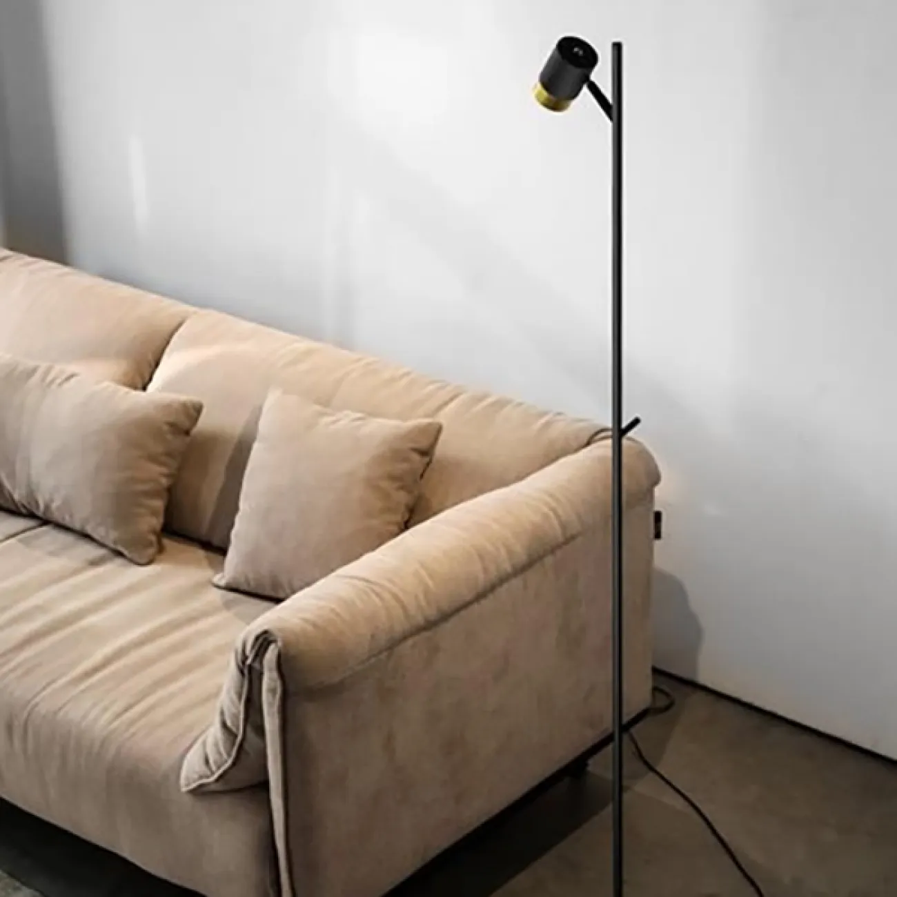 Торшер с цилиндрическим плафоном с золотой окантовкой и основанием из дерева SPICE FL Black