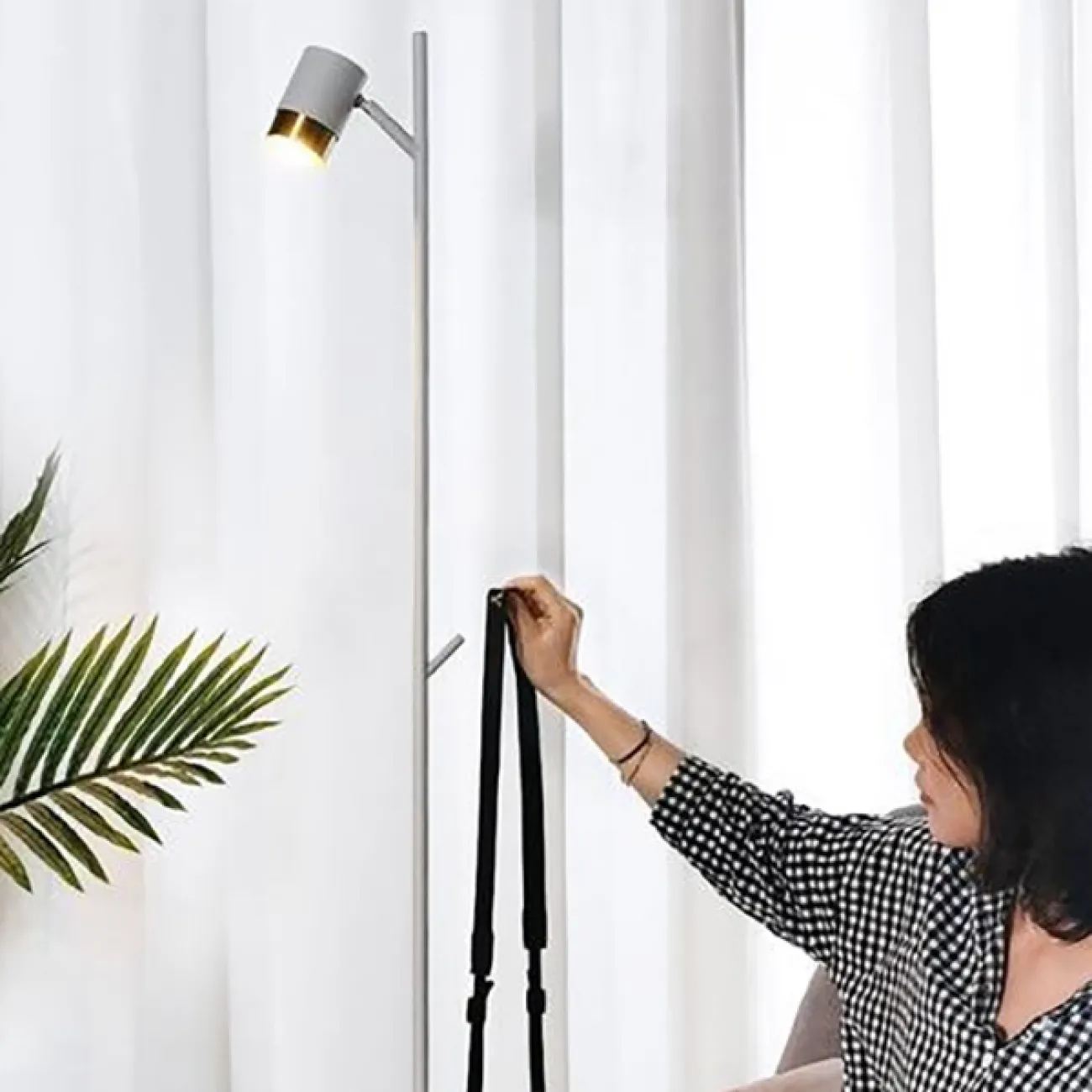 Торшер с цилиндрическим плафоном с золотой окантовкой и основанием из дерева SPICE FL Black