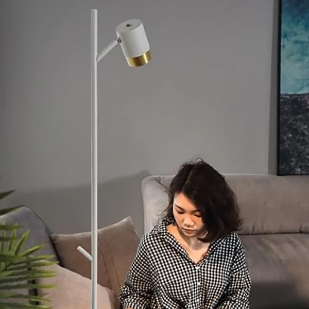 Торшер с цилиндрическим плафоном с золотой окантовкой и основанием из дерева SPICE FL Black