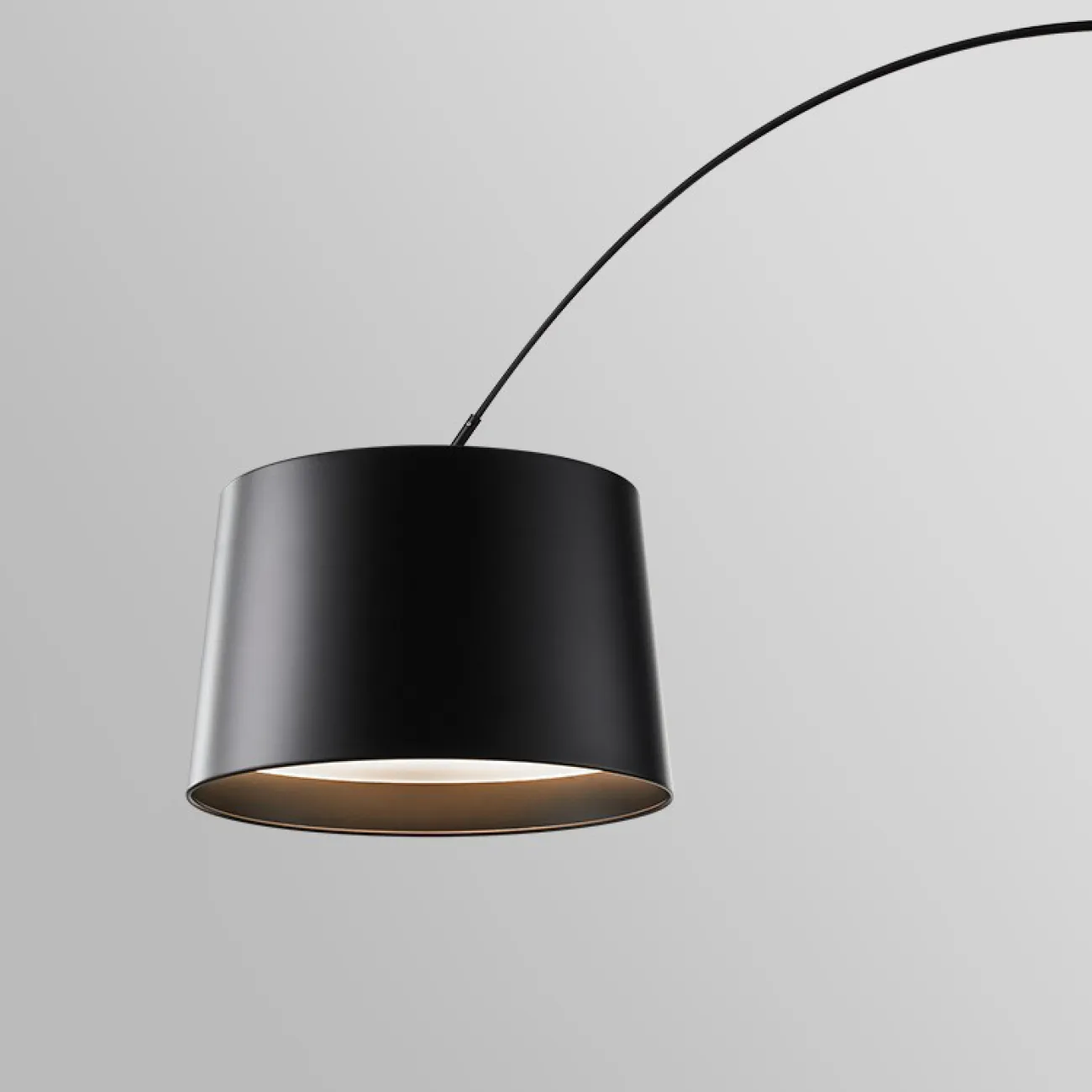 Напольный светильник с черным трапециевидным абажуром на изогнутой стойке с механизмом регулировки наклона SILVIAN