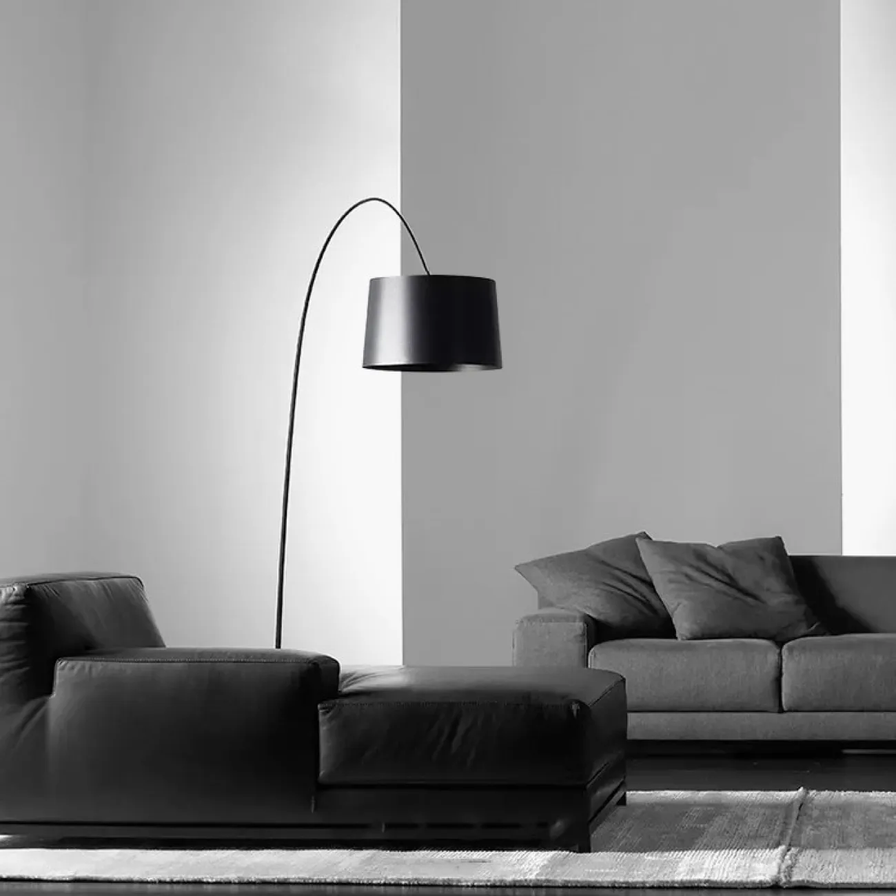 Напольный светильник с черным трапециевидным абажуром на изогнутой стойке с механизмом регулировки наклона SILVIAN