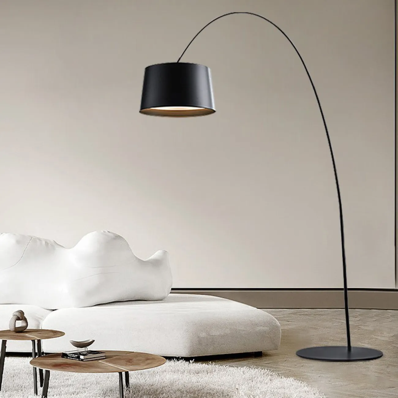 Напольный светильник с черным трапециевидным абажуром на изогнутой стойке с механизмом регулировки наклона SILVIAN