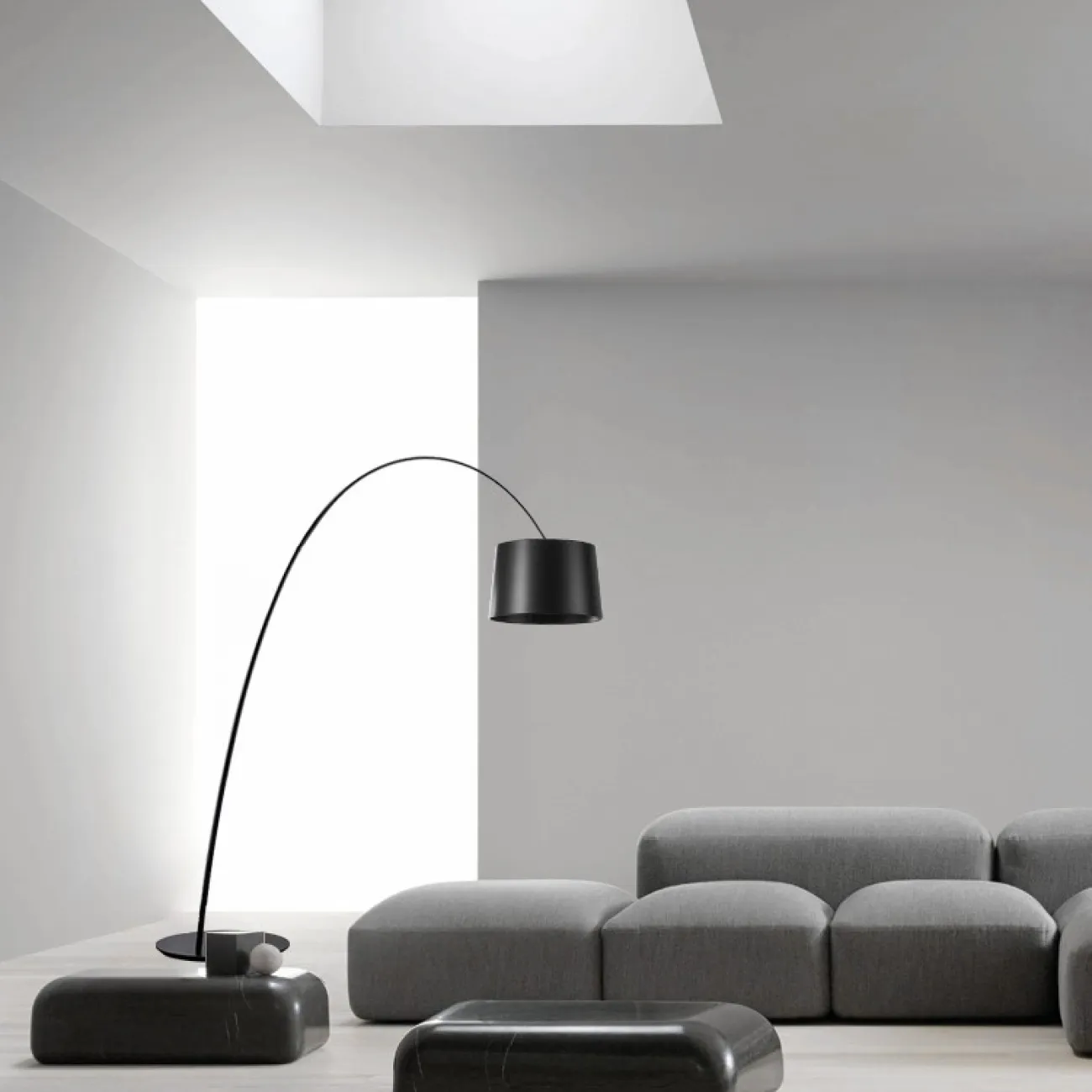 Напольный светильник с черным трапециевидным абажуром на изогнутой стойке с механизмом регулировки наклона SILVIAN