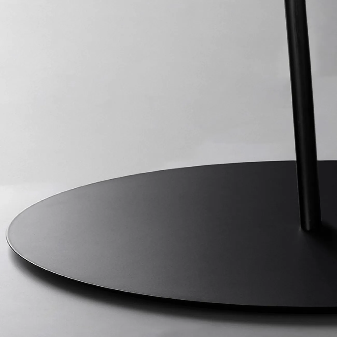 Напольный светильник с черным трапециевидным абажуром на изогнутой стойке с механизмом регулировки наклона SILVIAN