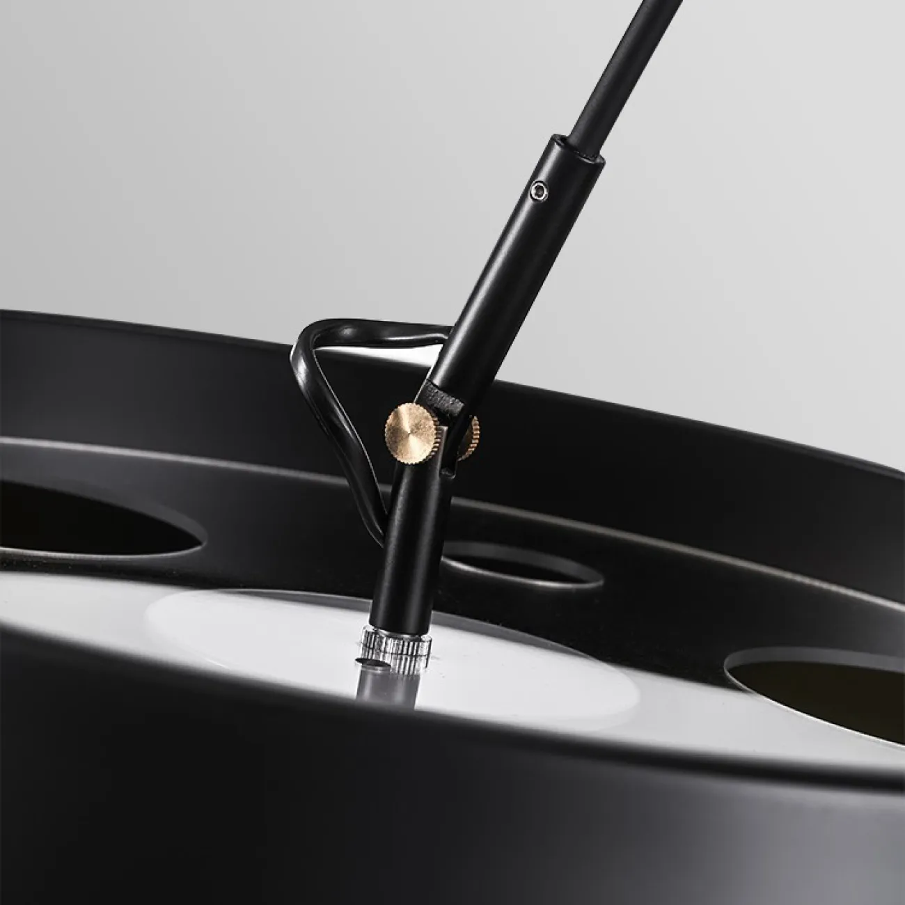 Напольный светильник с черным трапециевидным абажуром на изогнутой стойке с механизмом регулировки наклона SILVIAN