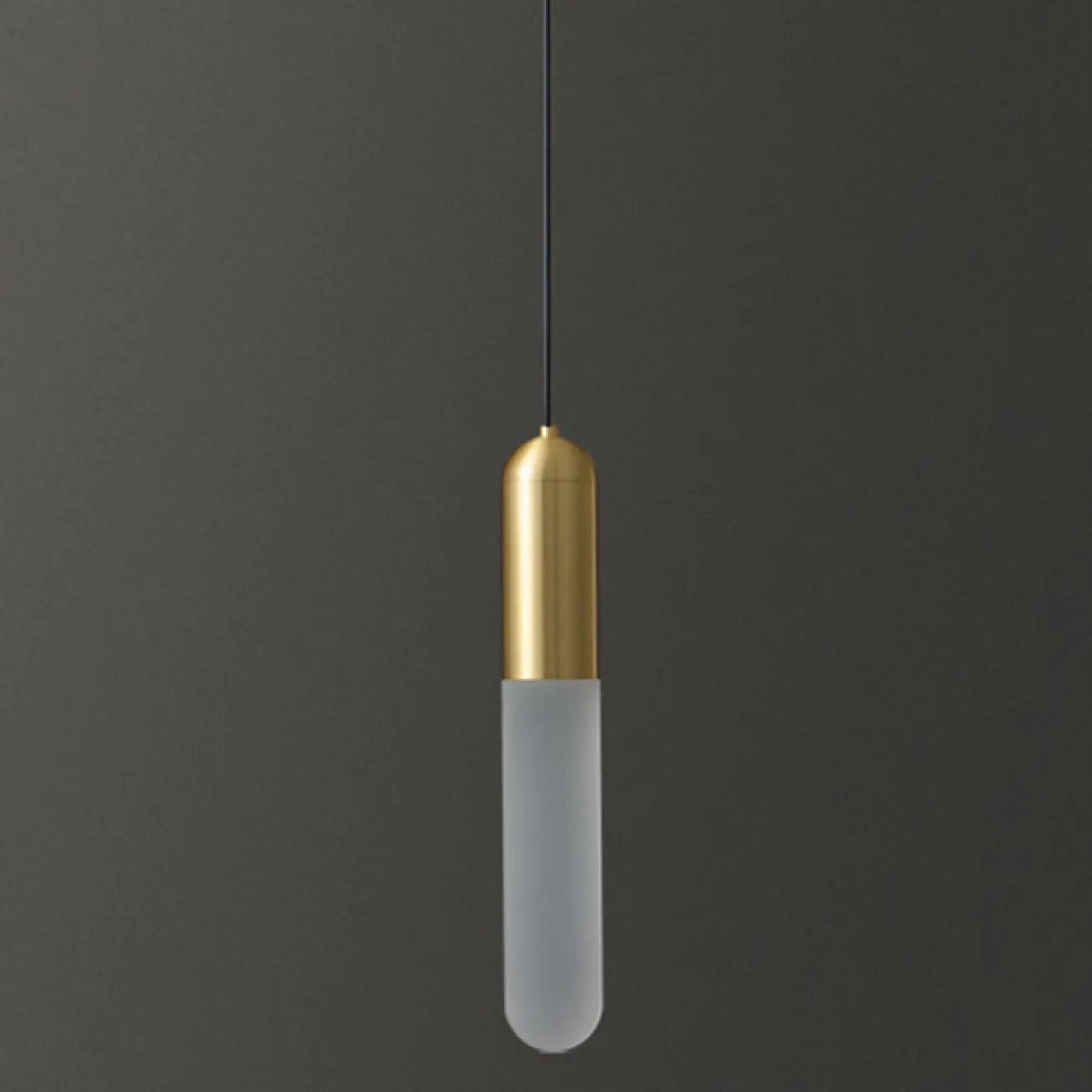 Готовая комбинация подвесных светильников с белыми цилиндрическими рассеивателями с матовым градиентным эффектом SIGLEIF DUO Brass