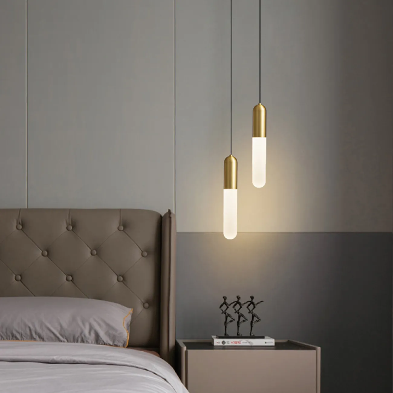 Готовая комбинация подвесных светильников с белыми цилиндрическими рассеивателями с матовым градиентным эффектом SIGLEIF DUO Brass