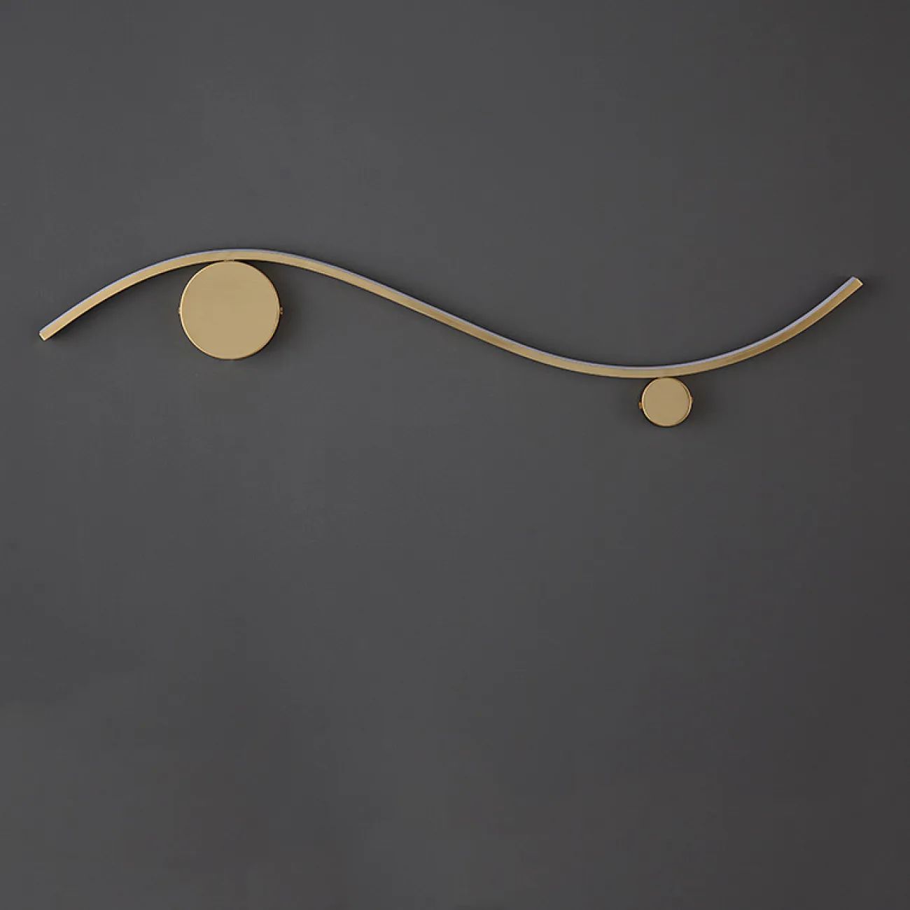 Серия настенных светильников с двумя круглыми креплениями на изогнутом корпусе с LED-подсветкой TEMP L100 Brass