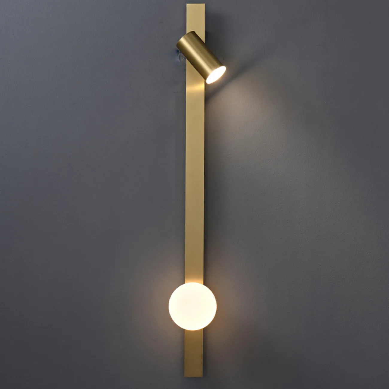 Настенный светильник с шарообразным плафоном из стекла и поворотным спотом на вытянутом прямоугольном корпусе CURD