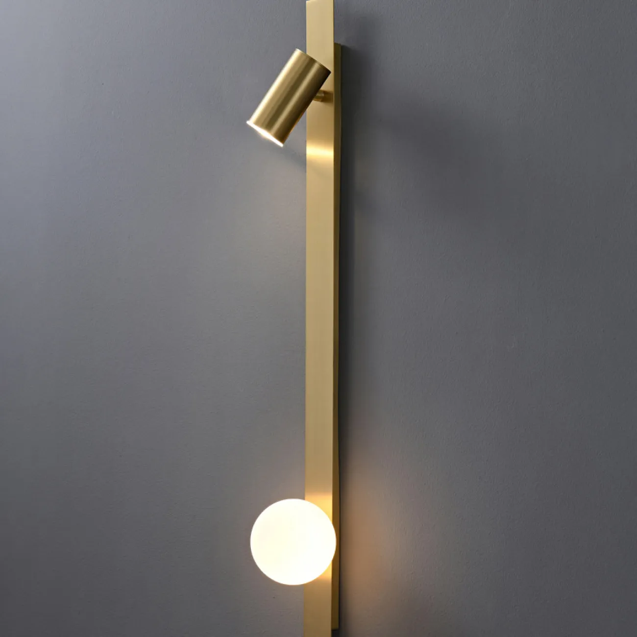 Настенный светильник с шарообразным плафоном из стекла и поворотным спотом на вытянутом прямоугольном корпусе CURD