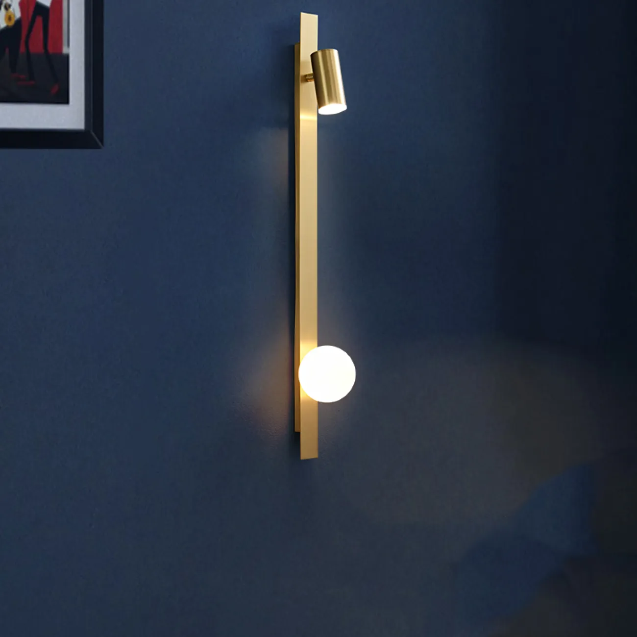 Настенный светильник с шарообразным плафоном из стекла и поворотным спотом на вытянутом прямоугольном корпусе CURD