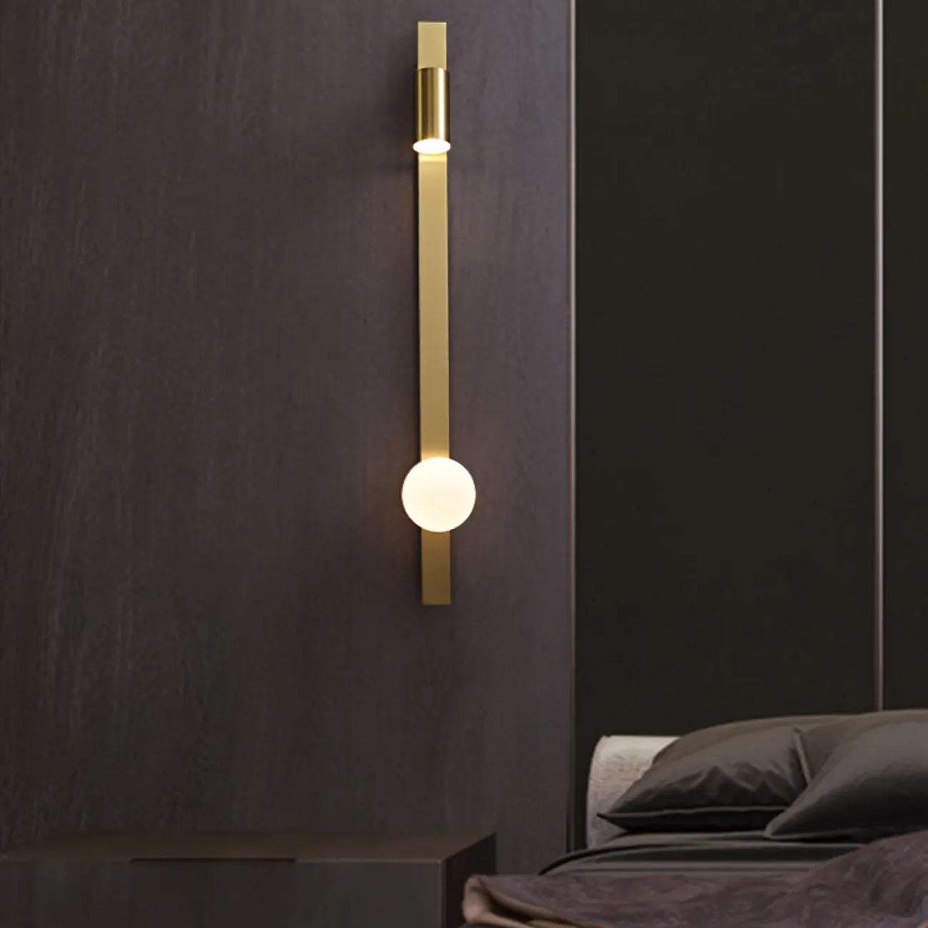 Настенный светильник с шарообразным плафоном из стекла и поворотным спотом на вытянутом прямоугольном корпусе CURD