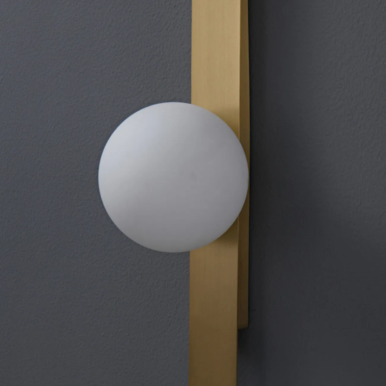 Настенный светильник с шарообразным плафоном из стекла и поворотным спотом на вытянутом прямоугольном корпусе CURD