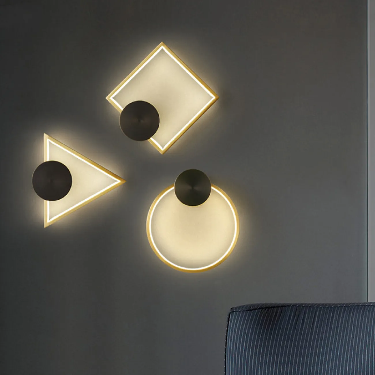 Серия настенных светодиодных светильников c декоративным диском на латунном корпусе геометрической формы WOLKE WIDE L28 Black Серия настенных светодиодных светильников c декоративным диском на латунном корпусе геометрической формы WOLKE WIDE L28 Black