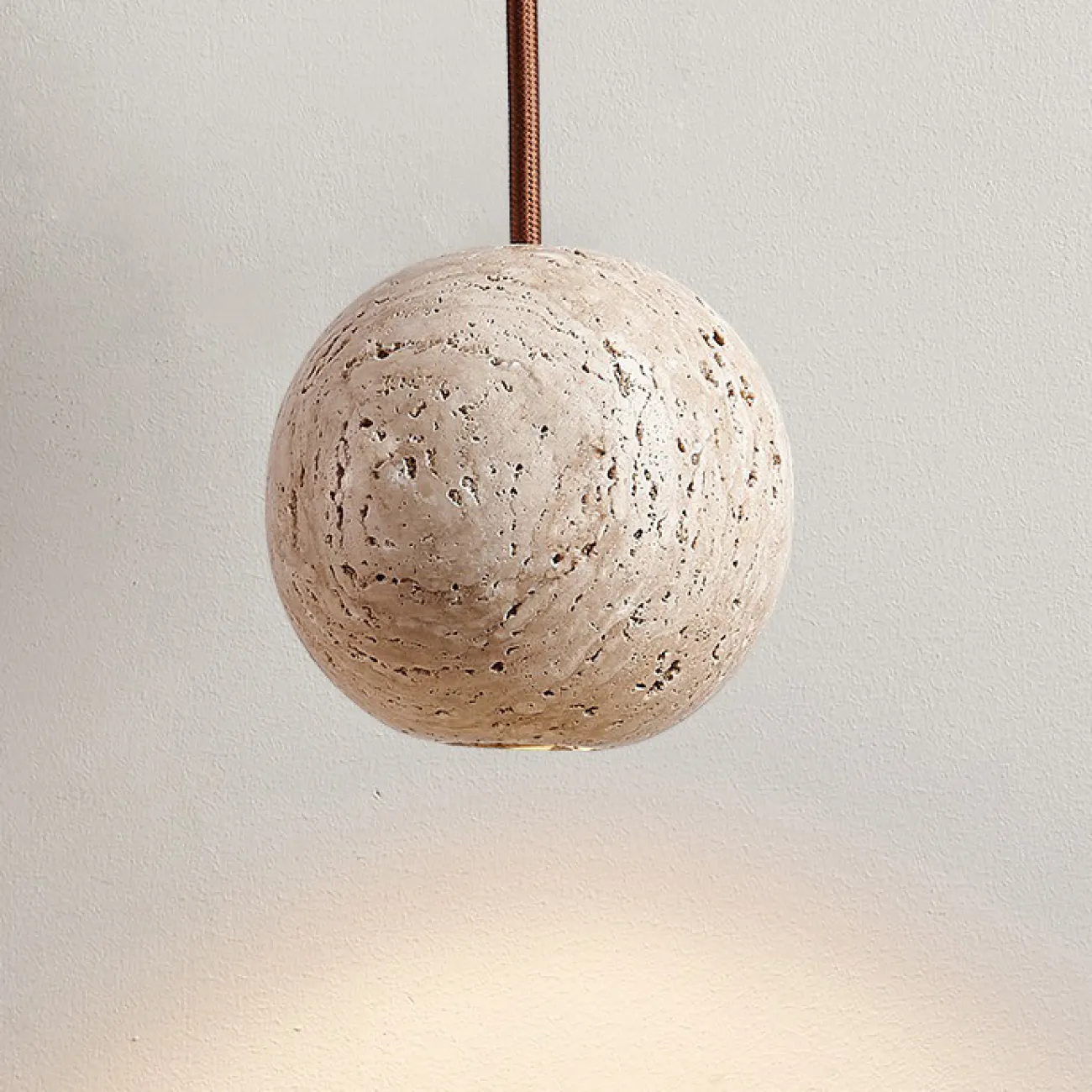 Готовая комбинация подвесных светильников с шарообразным корпусом из желтого камня травертина POVL COMBO D12