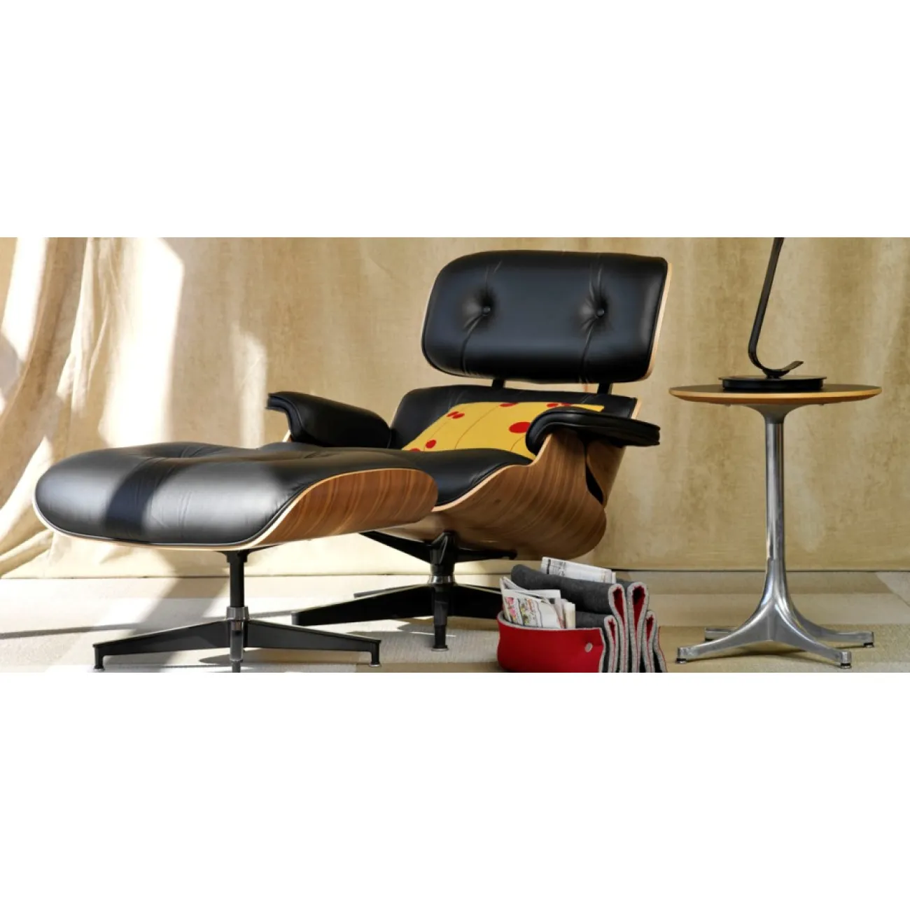 Кресло Eames Lounge Chair & Ottoman designed by Charles and Ray Eames in 1956 от LaLume Кресло Eames Lounge Chair & Ottoman designed by Charles and Ray Eames in 1956 от LaLume