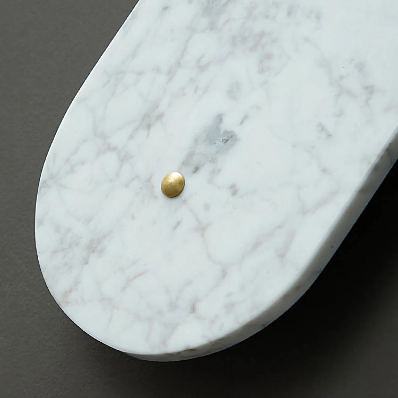 Серия настенных светильников с белым шарообразным плафоном из стекла на мраморном основании со скругленными краями FIORI White