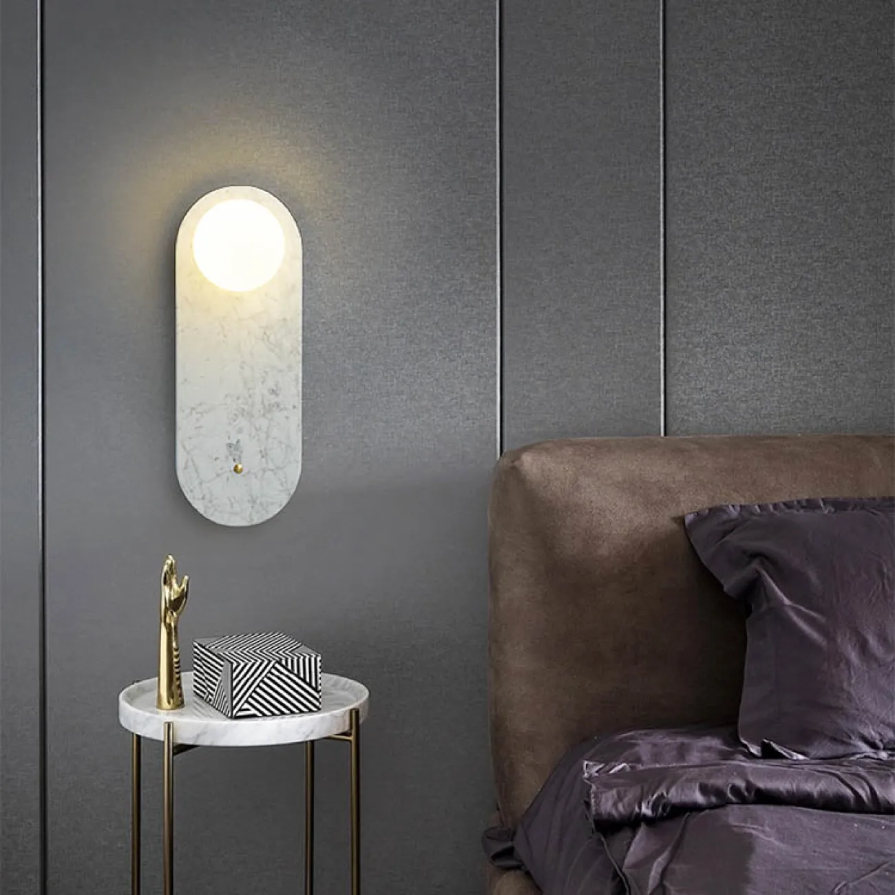 Серия настенных светильников с белым шарообразным плафоном из стекла на мраморном основании со скругленными краями FIORI White