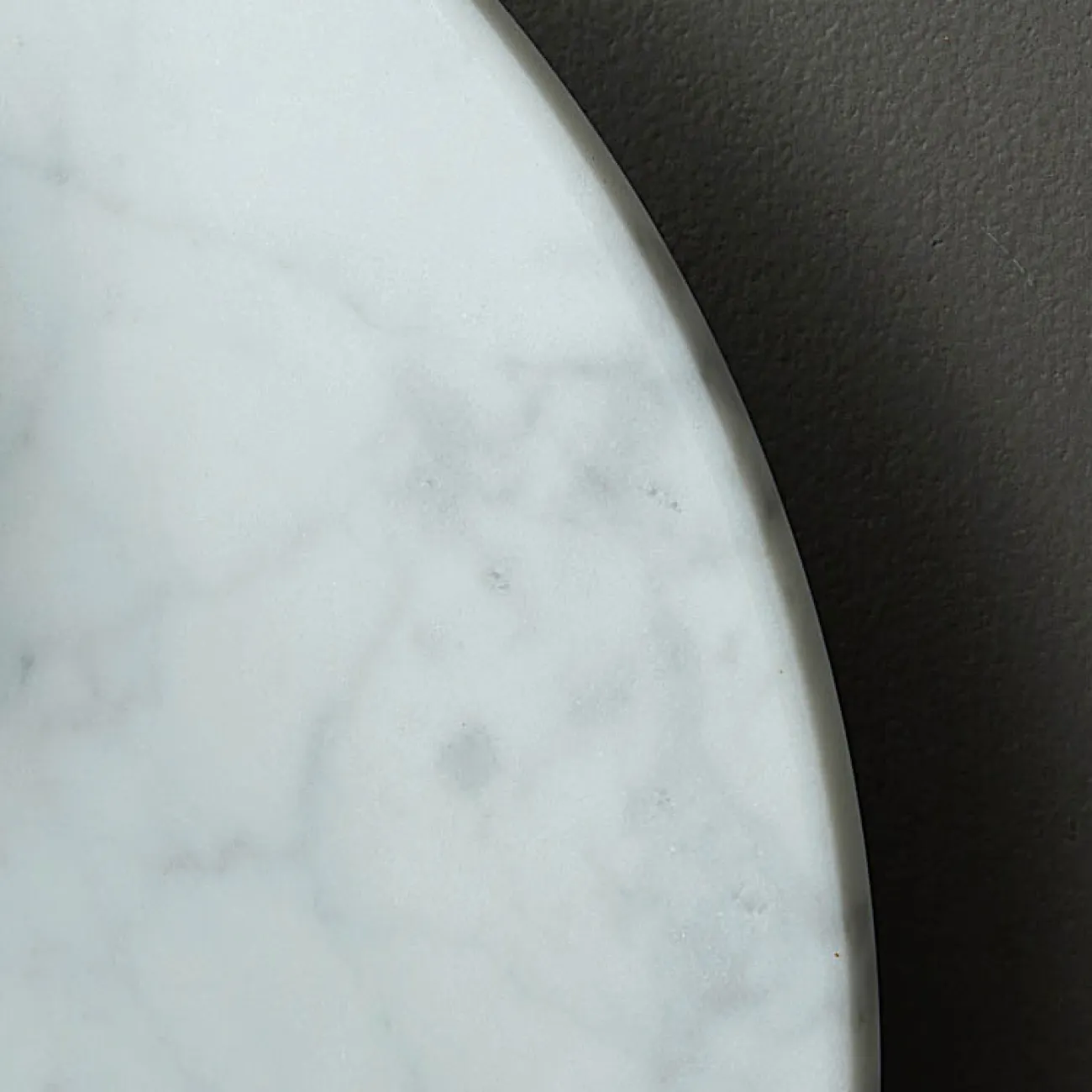 Серия настенных светильников с белым шарообразным плафоном из стекла на мраморном основании со скругленными краями FIORI White