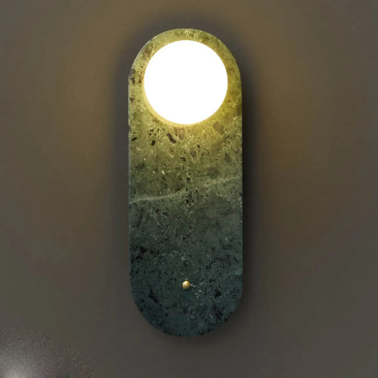 Серия настенных светильников с белым шарообразным плафоном из стекла на мраморном основании со скругленными краями FIORI White