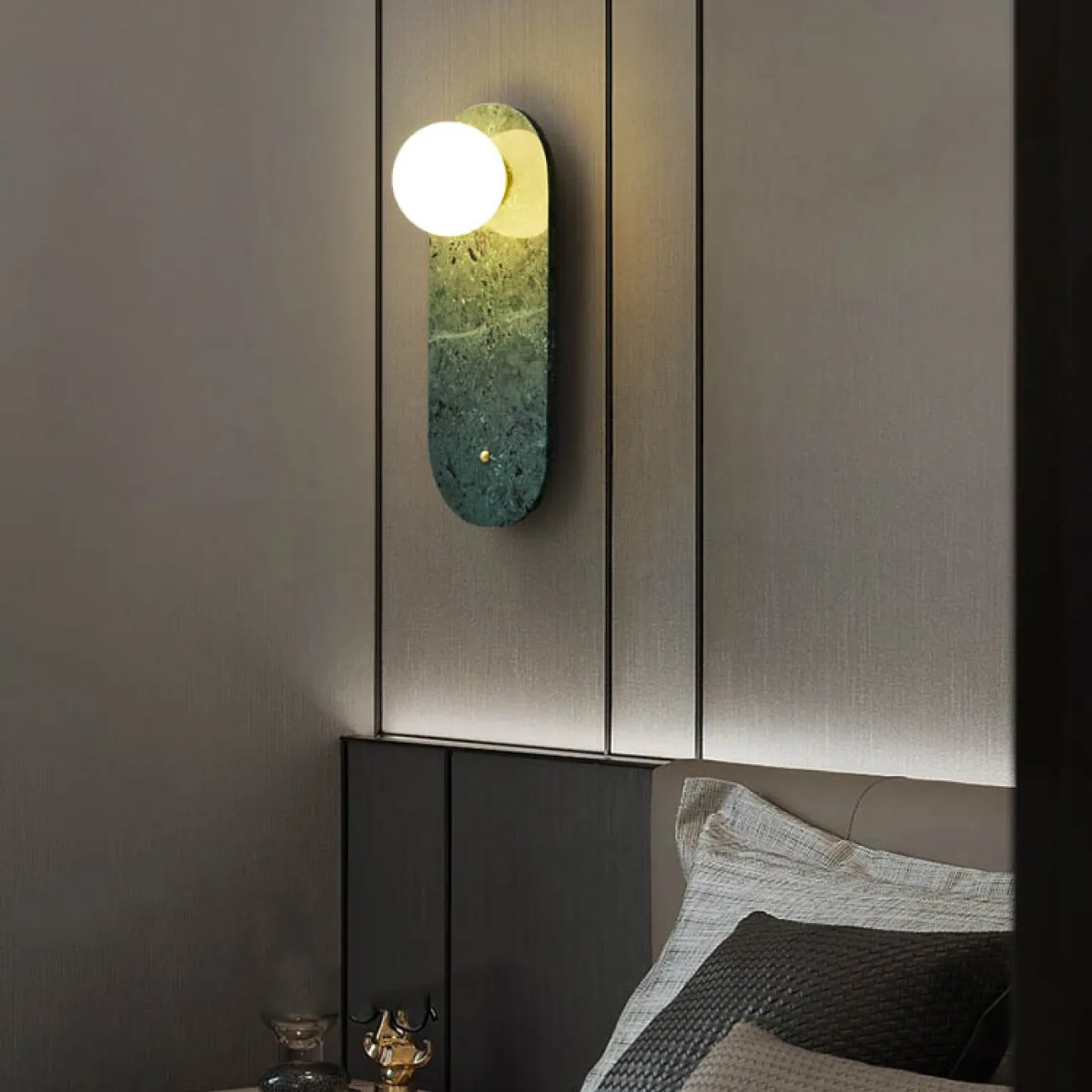 Серия настенных светильников с белым шарообразным плафоном из стекла на мраморном основании со скругленными краями FIORI White