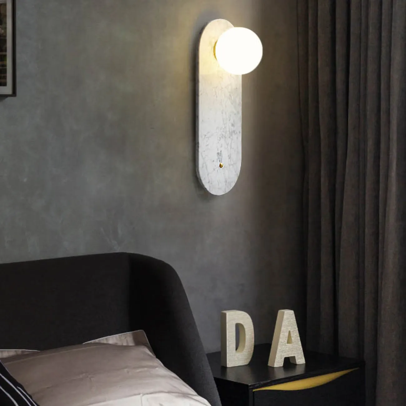 Серия настенных светильников с белым шарообразным плафоном из стекла на мраморном основании со скругленными краями FIORI White