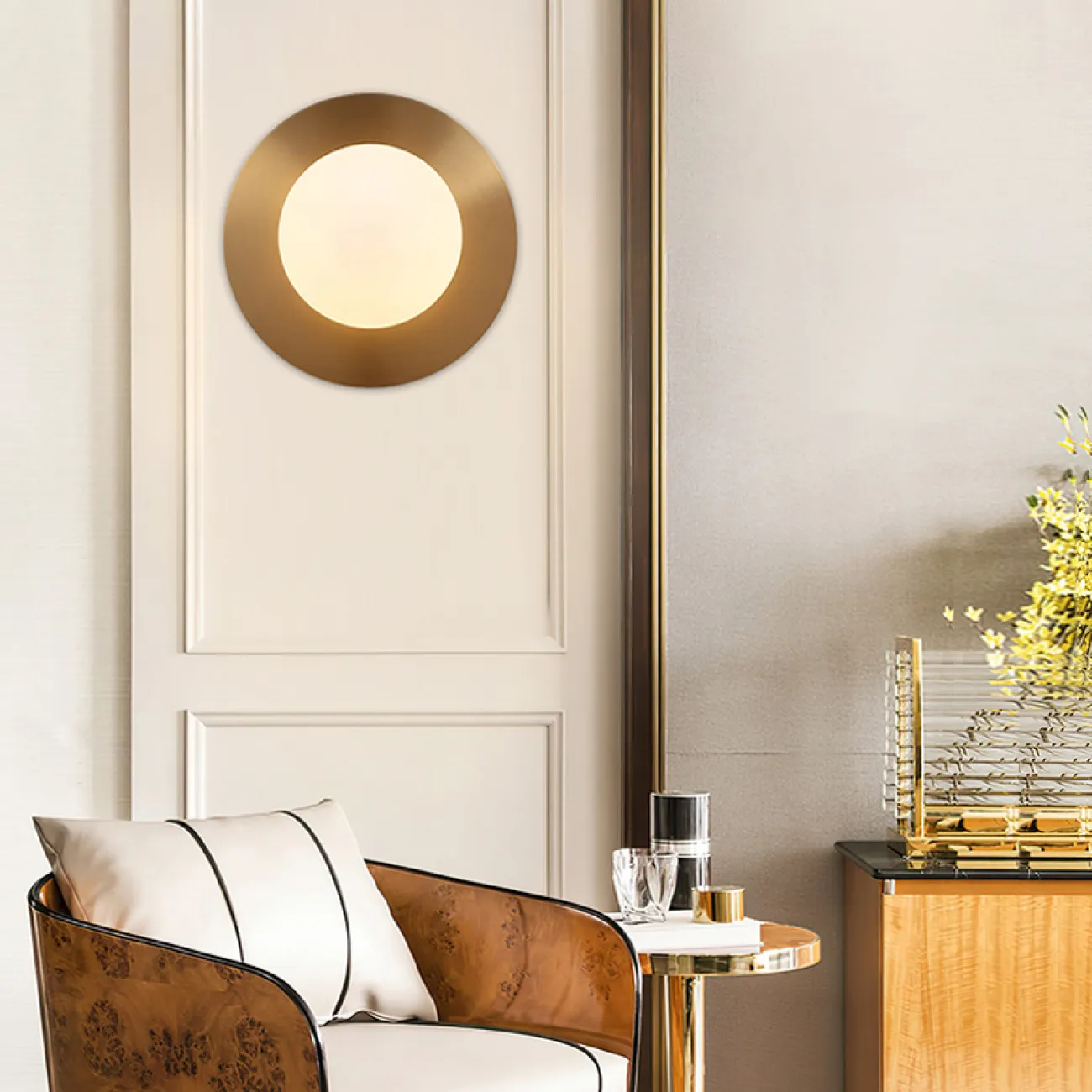 Серия настенных светильников с шарообразным матовым плафоном из стекла на дисковидном металлическом основании JANK Chrome