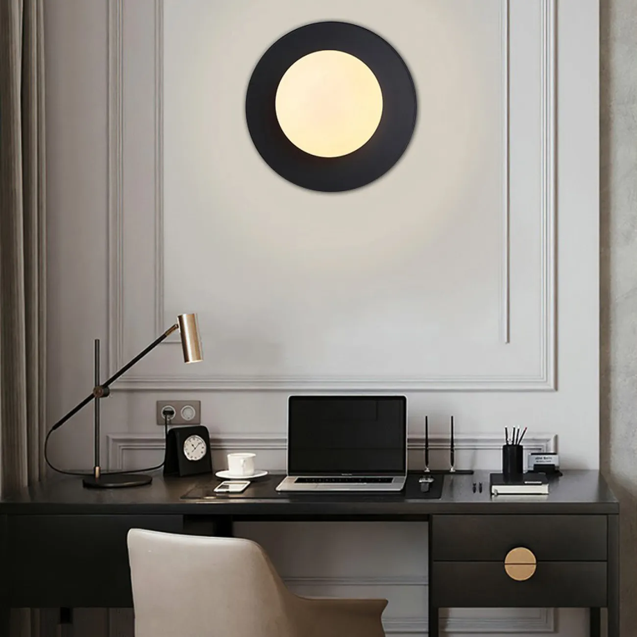 Серия настенных светильников с шарообразным матовым плафоном из стекла на дисковидном металлическом основании JANK Chrome