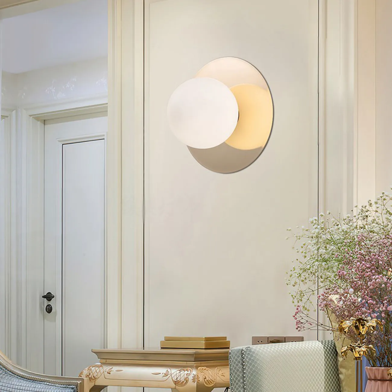 Серия настенных светильников с шарообразным матовым плафоном из стекла на дисковидном металлическом основании JANK Chrome