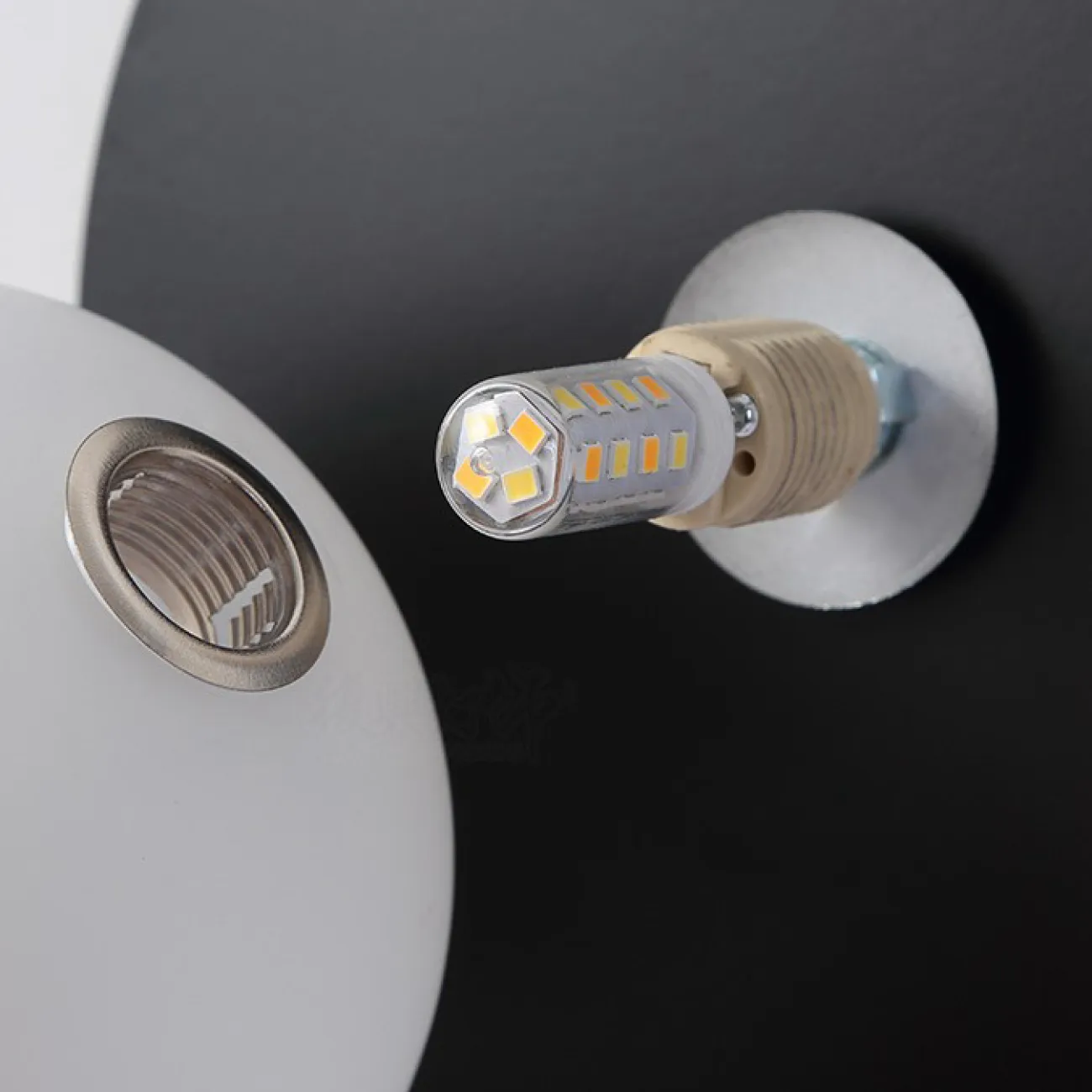 Серия настенных светильников с шарообразным матовым плафоном из стекла на дисковидном металлическом основании JANK Chrome