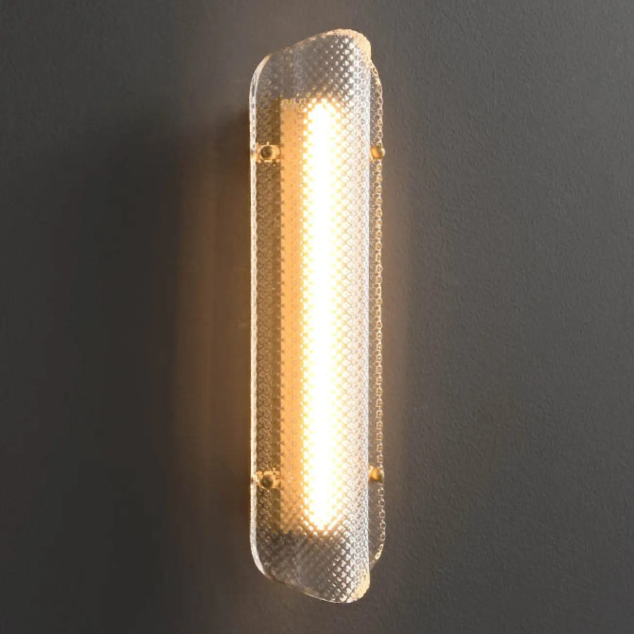 Настенный светодиодный светильник с изогнутым плафоном из стекла с панцирной поверхностью PENELOPE WALL