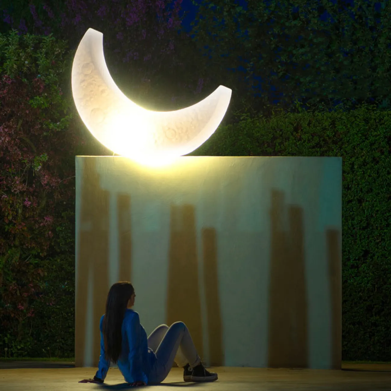 Дизайнерский напольный светильник в форме луны с рельефной поверхностью и на металлической стойке SONNI B