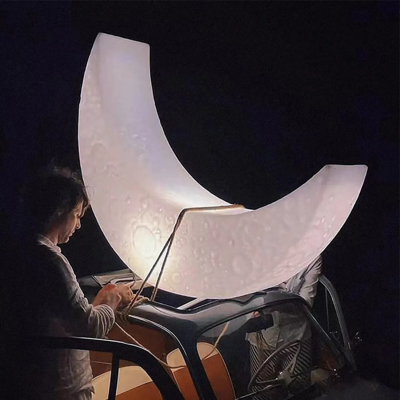 Дизайнерский напольный светильник в форме луны с рельефной поверхностью и на металлической стойке SONNI B