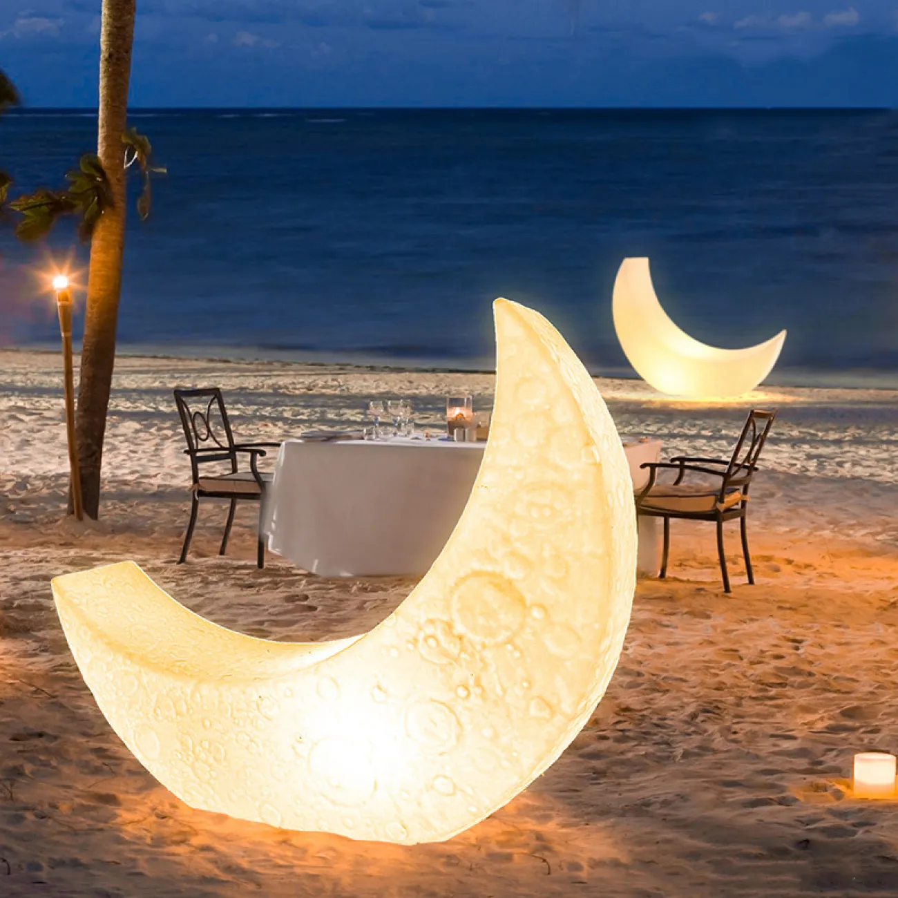 Дизайнерский напольный светильник в форме луны с рельефной поверхностью и на металлической стойке SONNI B