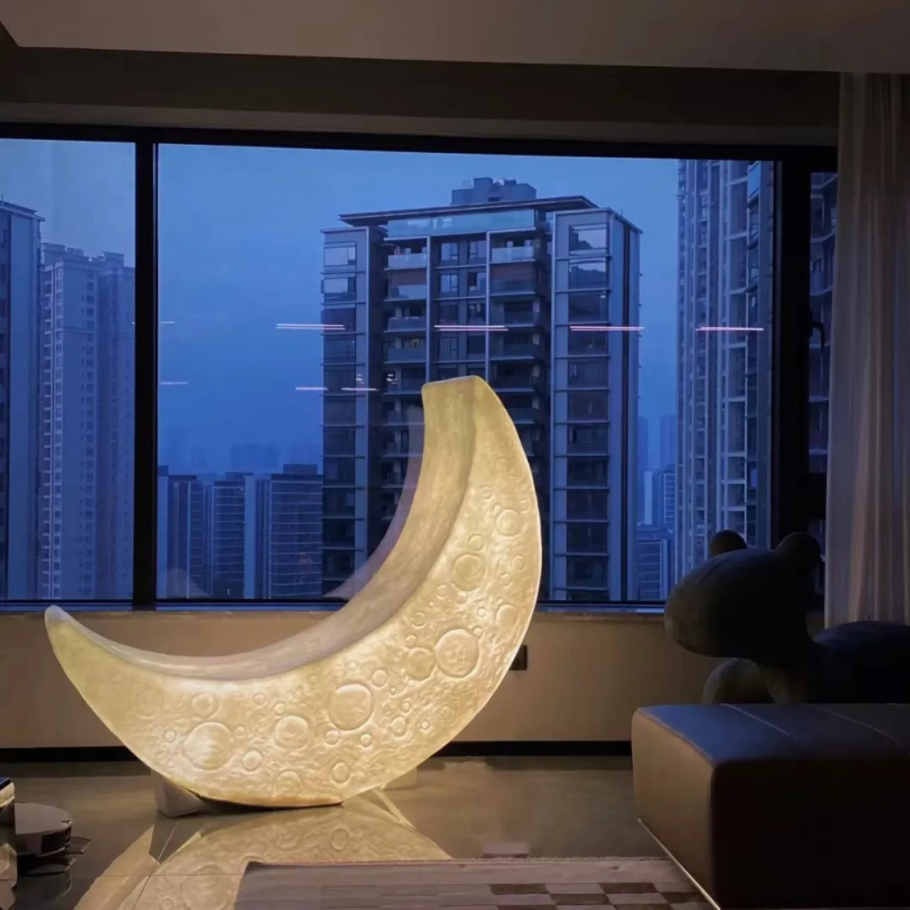 Дизайнерский напольный светильник в форме луны с рельефной поверхностью и на металлической стойке SONNI B