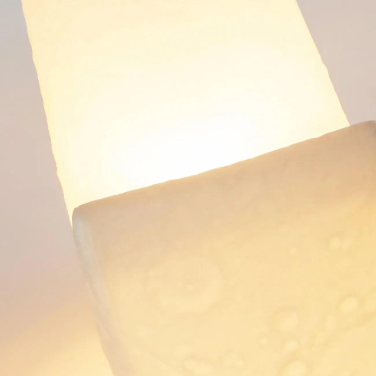 Дизайнерский напольный светильник в форме луны с рельефной поверхностью и на металлической стойке SONNI B