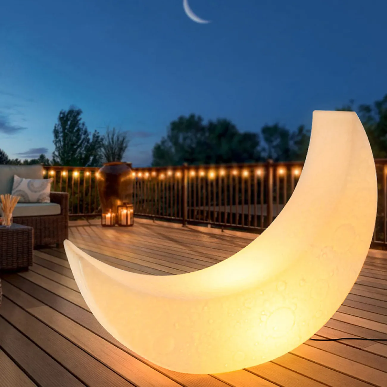 Дизайнерский напольный светильник в форме луны с рельефной поверхностью и на металлической стойке SONNI B