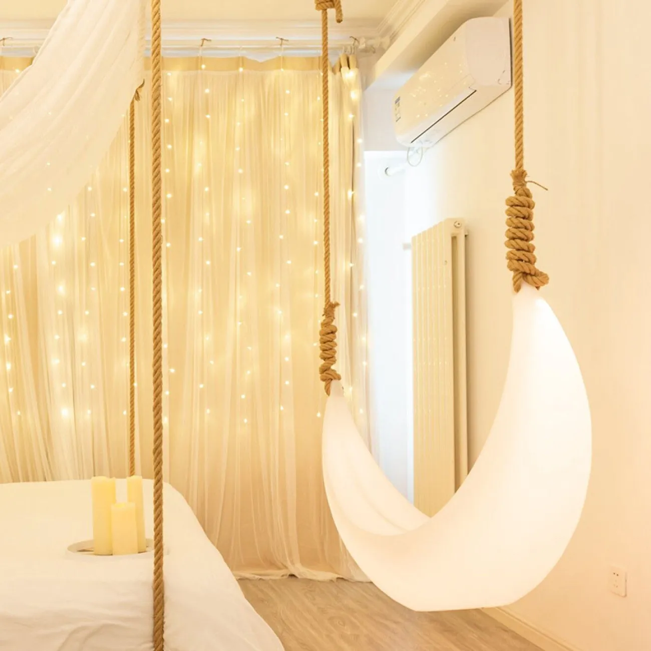 Дизайнерский напольный светильник в форме луны с рельефной поверхностью и на металлической стойке SONNI B